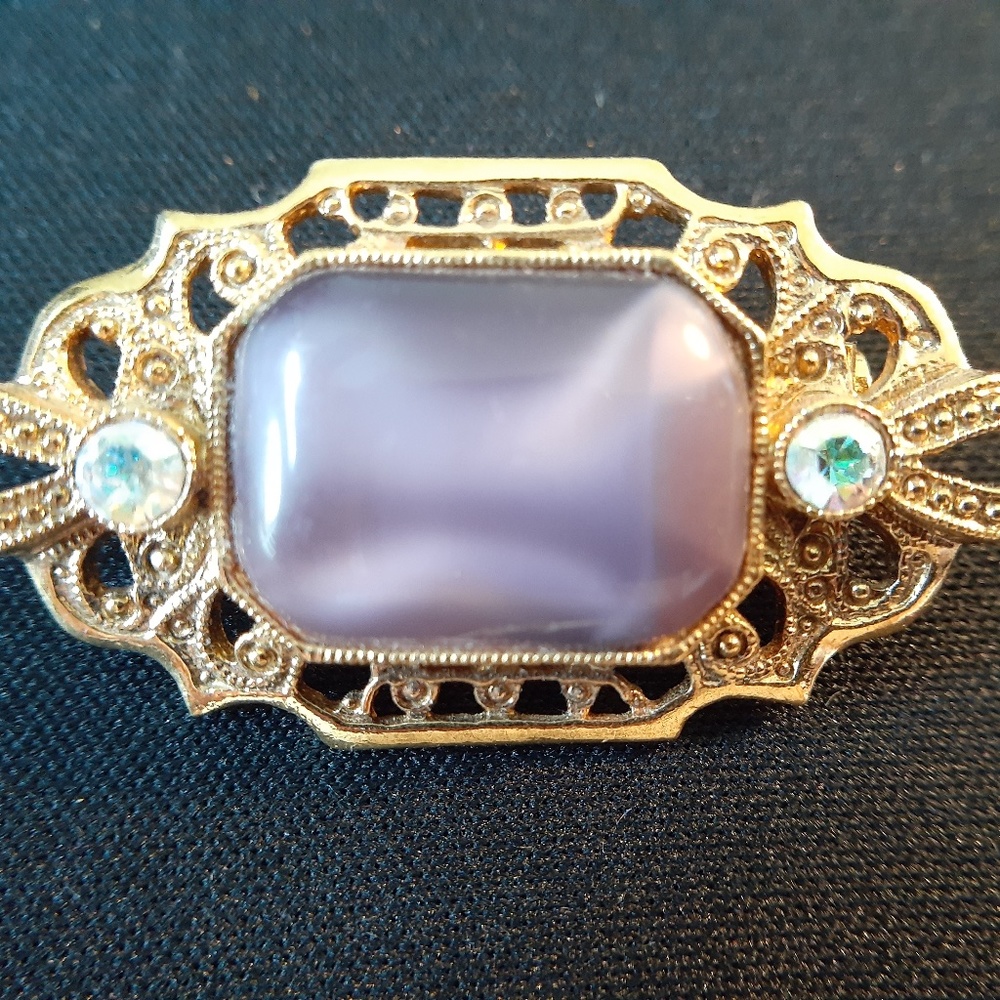 Vintage style goldtone, rhinestone and lavendar imitation stone brooch/pin